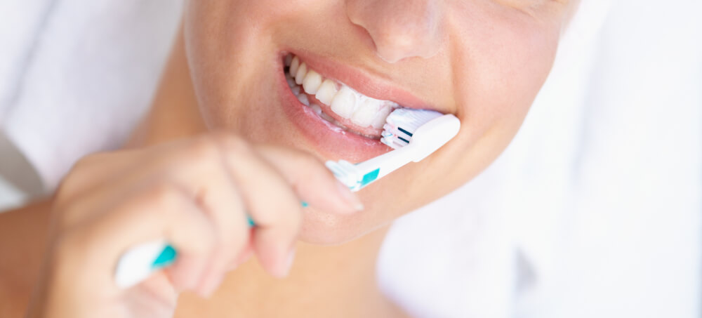 maintaining-perfect-smile-shot-beautiful-woman-brushing-her-teeth